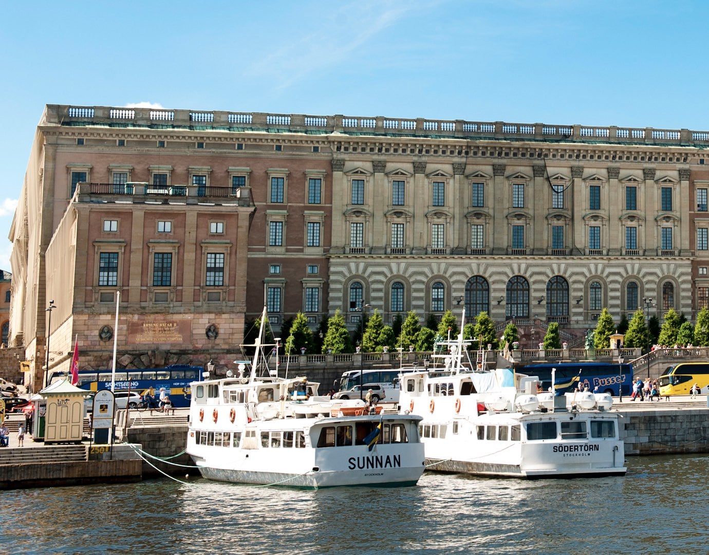 Boats docked near the Royal Palace in Stockholm under a clear blue sky | MSC Cruises Boats docked near the Royal Palace in Stockholm under a clear blue sky | MSC Cruises