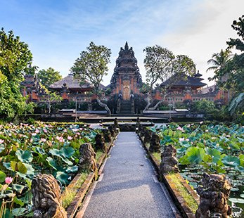 Temple entouré de lotus près d'Ubud, Bali, Indonésie
