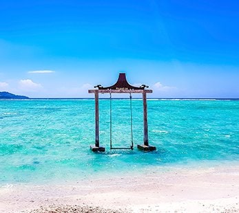 Balançoire sur une plage tropicale de Lombok, Indonésie